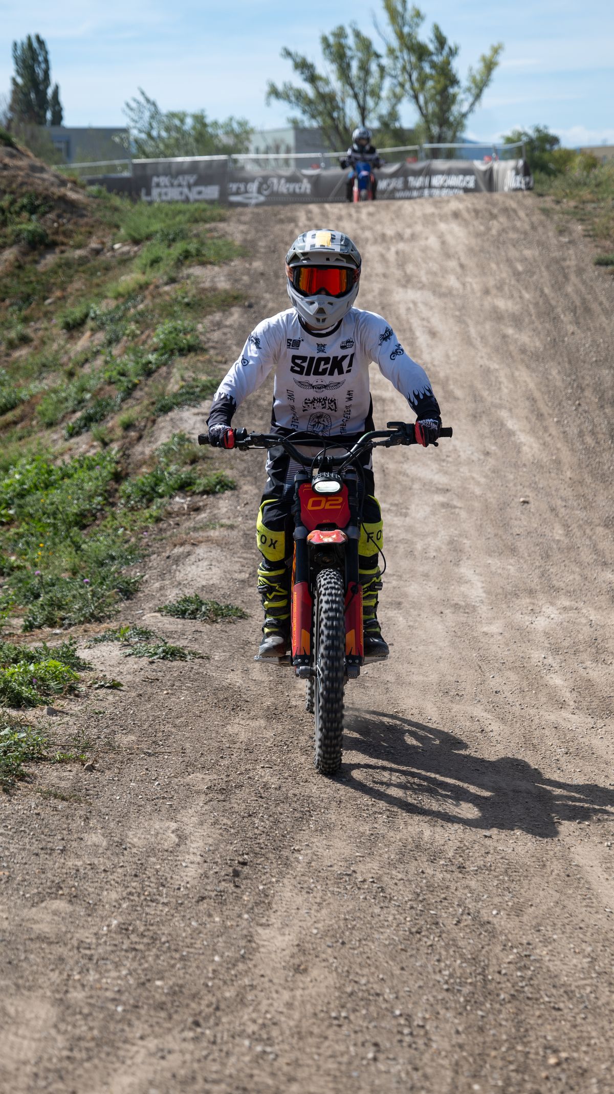 Junger Rider auf dem E-Motocross-Bike auf der Strecke